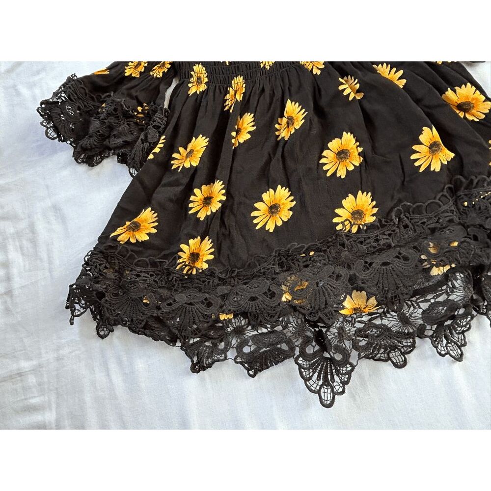 rue21 Juniors Black w/ Yellow Flower Lace Trimmed Stretch Blouse Size M Flowy - Picture 4 of 5